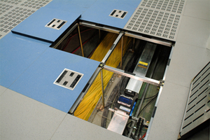  Doppelboden in Rechenzentren auf einen Blick: Installationshohlraum, Tragfähigkeitserhöhung durch Rasterstäbe, eingelassene Elemente mit Luftabschottung für Kabeldurchführungen und gelochte Lüftungsplatten 
