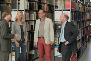  Fachgespräch: In der Bibliothek des Campus-Neubaus lassen Oliver Wetter, Dekan des Campus Minden, BLB-Architektin Nina Jesusek, Stefan Fleth vom Dezernat Gebäudemanagement der FH Bielefeld und WAGO-Experte Jörg Gruner die Projektrealisierung Revue passier 