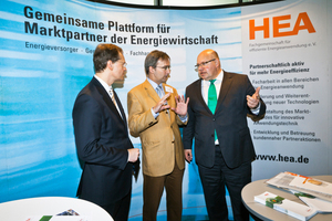  Besuch am Stand der HEA anlässlich der Berliner Energietage:  Bundesminister für Umwelt, Naturschutz und Reaktorsicherheit Peter Altmaier (rechts) und Senator für Stadtentwicklung und Umwelt, Berlin, Michael Müller (links) im Gespräch mit dem Geschäftsfüh 