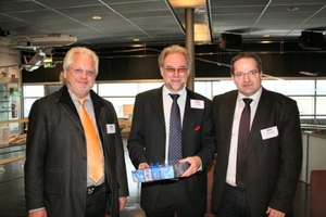  Verabschiedung von C. Bohne (Mitte) durch den neuen Vorsitzenden K. Seifert (links) und den Geschäftsführer C. Wege (rechts) 