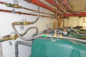  Grauwasseranlage im Technikraum des UG, flexible Anschlussleitungen mit Wasserzähler zu den Verbrauchsstellen bzw. Nachspeisung für Trinkwasser bei Leerstand 