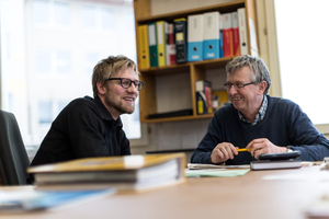  Josef Jenni (rechts) im Gespräch mit einem Mitarbeiter. | Quelle: Jenni Energietechnik  