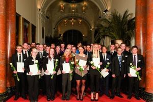  33 junge Frauen und Männer aus dem Kreis Minden-Lübbecke, die den Förderpreis der Wago-Stiftung erhalten haben 