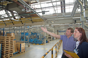  Links an der Decke: die alte Beleuchtung. Rechts an der Decke: die neue, energieeffiziente Lösung und die neue farbliche Deckengestaltung, die das Tageslicht besser reflektiert. 