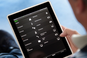  Über die Gira-„HomeServer“-App kann der Zugriff und die Überwachung des Gebäudes auch übers Smartphone oder Tablet und das Gira-Interface erfolgen. 