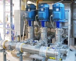  Eine der von ITT Lowara gelieferten und installierten Druckerhöhungsanlagen Typ GHV30 mit vertikalen Mehrstufen-Pumpen SV9205, 37 kW in Edelstahl 
