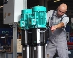 Zu den wichtigsten in Oschersleben gefertigten Produkten zählen Wasserversorgungs- und Druckerhöhungsanlagen; im Bild zu sehen ist die hydraulische Montage einer Druckerhöhungsanlage 
