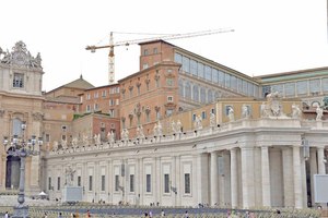  Ein 60 m hoher Kran wurde im Inneren der Vatikanstadt  zur Einbringung der neuen Klimaanlage in der der Sixtinischen Kapelle montiert (Standpunkt: von Piazza San Pietro). 