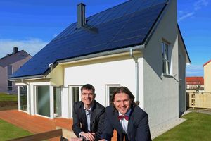  Im Bereich Erneuerbare Energien erhielten die Solarpioniere Stephan Riedel und Professor Timo Leukefeld, beide aus Freiberg in Sachsen, die Trophäe für ihre „energieautarken Häuser“.  