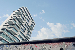  14 Stockwerke, 60 m Höhe und 6.200 m2 misst das Wohnhaus „Living Levels“ direkt an der Berliner East Side Gallery. 