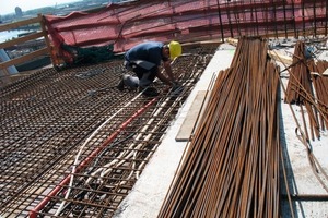  Die werkseitig vorgefertigten „Contec“-Module werden mit der patentierten Aufzugsträgermethode von der bauseitigen Bewehrung abgehängt; diese Montage erlaubt genaue Platzierung der Rohrregister in der Betondeckenmitte 