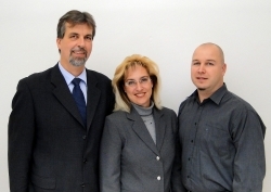  Detlef Schödel-Krey, Sandra Peterwinkler und René Bergmann (v.l.n.r.) bilden gemeinsam mit Rainer Walser (nicht im Bild) das DDS-Team Süd
(Quelle Data Design System) 