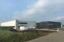 6.000 m2 Raum f?r Produktion, Innovation – und weiteres Wachstum: Das neue Firmengeb?ude der NMH und Co. KG am Flugplatz in Hohentengen steht.