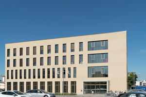  Vorzeigeprojekt: Der Neubau für die Fachhochschule Bielefeld auf dem Campus Minden gilt als Musterbeispiel für intelligentes, energieeffizientes Bauen. 