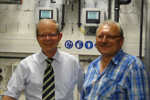  Christoph Türk (links) und Peter Fuhl zeigen sich äußerst zufrieden mit der neuen Wasseraufbereitungsanlage von BWT 