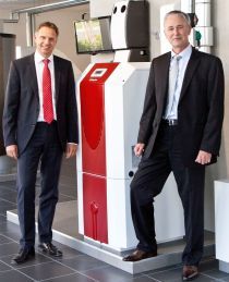 Jochen Engelke (links) ist neuer Gesch?ftsf?hrer der Glen Dimplex Deutschland GmbH; zusammen mit Klaus J?rgen Nickolaus (rechts) bildet er die Gesch?ftsleitung
