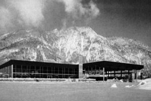  Bild 1: Südansicht der Eissporthalle (rechts) mit der Schwimmhalle daneben aus der Zeit kurz nach der Eröffnung 