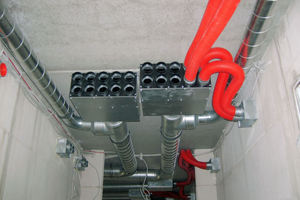  Das Luftverteilsystem besteht aus Haupt-Verteilleitungen, schallgedämmten Luftverteilerkästen und flexiblen „ValloFlex“-Lüftungsrohren; die in der Wand eingebauten Zuluft- und Abluftventilkästen werden je nach geforderter Luftmenge mit einem oder zwei Lüf 