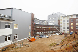  Viele Gewerke arbeiten parallel an der Erweiterung des St. Franziskus Krankenhauses, damit der endgültige Fertigstellungstermin im Frühjahr 2013 gehalten werden kann 