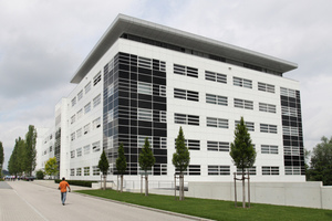  Haupt-Verwaltungsgebäude der Dräxlmaier Group in Vilsbiburg mit dem Büro-Penthouse: Dank multifunktionaler GSWT-Technik sind von außen keine gebäudetechnischen Anlagen zu sehen. 