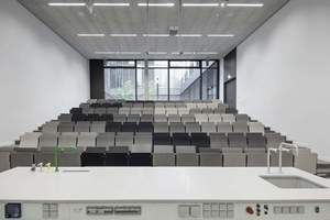  Im 180 Mio. ? teuren Neubau der Fachhochschule Bielefeld unterstützen 36.000 m2 Holzwolle-Akustikplatten des Deckenspezialisten Knauf AMF eine ruhige Lernatmosphäre. 