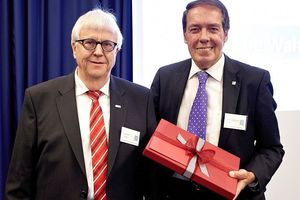  Wechsel im Vorstand der ARGE NeueMedien: Oventrop-Geschäftsführer Georg Rump folgt auf Hermann W. Brennecke (rechts).  