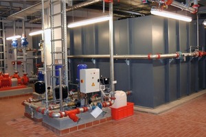  Ein Wasservorratsbehälter mit ~115 m³ Nettoinhalt sorgt zusammen mit den beiden Sprinklerpumpen (links im Bild) dafür, dass im Fall des Falles genügend Löschmittel zur Verfügung steht 