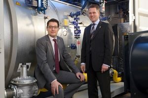  Die Geschäftsführer Reto Brütsch (links) und Christian Hahn (rechts) verantworten die Aktivitäten der Hotmobil Deutschland GmbH in Deutschland und stellen nun die Weichen für die Vermietung mobiler Energiezentralen im europäischen Ausland 