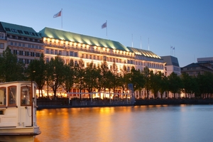  das Grandhotel Fairmont Hotel Vier Jahreszeiten an der Hamburger Binnenalster 