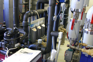  Um die Wärmetauscher der Trinkwasserinstallationen vor Kalkablagerungen zu schützen, kamen permasolvent primus“-Systeme zum Einsatz 