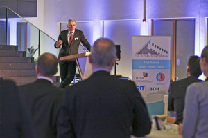  Professor Uwe Franzke bei seinem Vortrag während des Parlamentarischen Abends der TGA-Repräsentanz im Haus der Bundespressekonferenz 