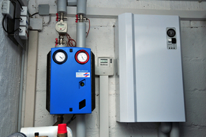  Der Power-to-Heat-Elektroheizer (rechts) liefert Wärme an den Speicher. 