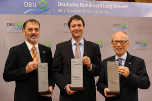 Erhielten a. 26.10.2012 in Leipzig den Deutschen Umweltpreis der DBU (v.l.): Dr. Andreas Bett, Hansjörg Lerchenmüller, Günther Cramer (© Peter Himsel/DBU) 