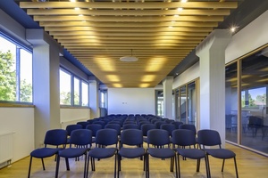  Im Erdgeschoss liegen zwei Konferenzräume, davon einer zum Gebäudeinneren hin komplett verglast. 