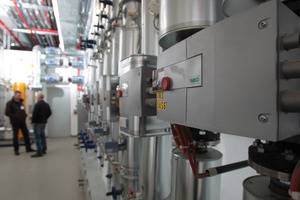  Stromsparende Hocheffizienzpumpen der Baureihe „Wilo-Stratos“ fördern das Heizwasser vom Hauptverteiler in der Heizzentrale an einen weiteren Vorlaufverteiler auf der Technikebene bzw. direkt an die Verbraucher. 