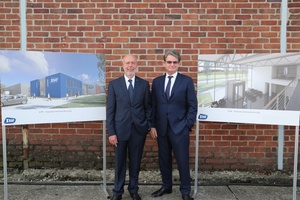  Die Firmenspitze (v.l.n.r.: Harald Sasserath, Inhaber und Sohn von Firmengründer Hans Sasserath sowie Geschäftsführer Willi Hecking präsentiert die Entwürfe der Standorterweiterung. 