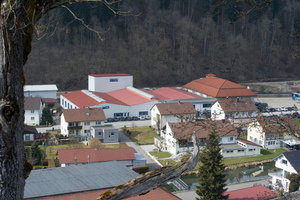  Die Fabrikhallen der Fa. Steinhart bestehen weitgehend aus einer Stahlkonstruktion. Diese hat die Eigenschaft, Störfelder weiter zu leiten, beispielsweise von der Fertigung in die Büros. Die Kompensation dieser Störfelder durch Frequenzmodulatoren war des 