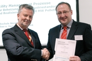  Dietmar Auer (rechts), Absolvent des berufsbegleitenden Masterstudiengangs „Facility Management“ der Georg-Simon-Ohm-Hochschule Nürnberg, erhielt den GEFMA-Förderpreis auf der Fachmesse „Facility Management“ in Frankfurt/Main

(Foto: Uta Mosler)
  