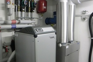  Wärmepumpe (links) und Lüftungsgerät mit WRG (rechts) 