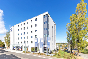  Außen korrespondiert das neue Dorint Airport Hotel in Stuttgart stark mit der Umgebung. Die Inspirationen aus der Fliegerei sind im gesamten Neubau allgegenwärtig – in Lobby, Bar und Restaurant sowie in allen Zimmern und Suiten.  