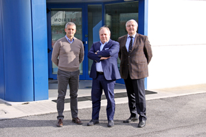  Paolo Tonutti, Daniele Stolfo und Reinhard Grauting vor dem Refrion-Werk in Flumignano di Talmassons  