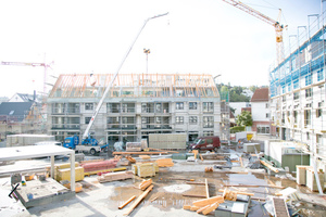  Vier Geschosse, ein Sattelgeschoss, das Ganze als Blockrandbebauung mit atrium-artigem Innenhof, der von den Kindern der Kita auch zum Spielen genutzt werden kann – so präsentiert sich das bauliche Konzept von Herwarth Architekten. 