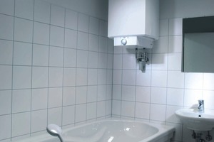  Der AEG-Wandspeicher „DEM 80 Comfort“ wird in der Praxis für Dermatologie und Allergologie für Spezialanwendungen eingesetzt und liefert ausreichend Warmwasser für ein Wannenbad 