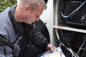  Abb. 4: IKKE-Mitarbeiter Michael Faassen bei der abschließenden Messung an der Wärmepumpe mit „CoolTool DiaGnostics“ 