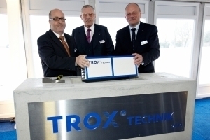  Heinz Trox (Mitte) legt gemeinsam mit Lutz Reuter (links), und Udo Brinkmann, beide Geschäftsführer Trox GmbH, ein miniaturisiertes RLT-Gerät in den Grundstein ein 