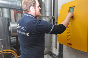  Nicholas Johnson, Projektleiter bei MTU, ruft am Display des Vakuumentgasers „SpiroVent Superior S6“ Informationen ab. 