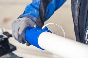  Damit eine Leitung verpresst werden kann, wird der schützende Kunststoffmantel über dem C-Stahl mit dem Abmantel- und Entgratwerkzeug entsprechend der Einstecktiefe der Pressmuffe abgeschält bzw. entgratet. 