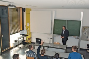  In einem Klassenzimmer kann die Luftqualität rasch sinken. Für Komfort sorgen Präsenzmelder an der Decke sowie verschiedene Sensoren an der Mediensäule links hinten. 