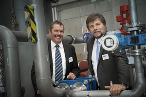  Hans Sell (links), Geschäftsführer der Sell GmbH und Josef Oswald (rechts), Präsident des BTGA, im neuen, zum 125jährigen Firmenjubiläum eingeweihten Fertigungs- und Logistikgebäude der Sell GmbH. 