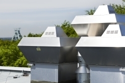  Systemair Ventilatoren im Einsatz: Hoch über den Dächern Bochums; drei schallisolierte Systemair-Dachventilatoren wurden im Projekt St. Josef Hospital in Bochum installiert 